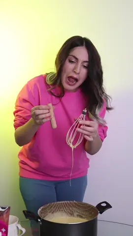 La receta para estos cupcakes es: - Harina de caja de pastel de vainilla - 1 taza de agua - 1/3 taza de aceite - 3 huevos  Revolver y poner en moldes. Cocinar en horno por 30 min o sino yo lo hice en freidora de aire a 170grados por 13 minutos 🧁