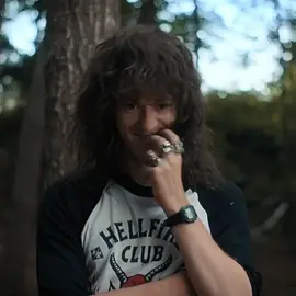 Hay varias razones por las que el sacrificio de Eddie, sí tiene sentido, pero la que más pienso: -Eddie prefirió morir como héroe antes de seguramente ir a prisión por un crimen que no cometió... #eddiemunson #strangerthings #netflixedit #🌳 #strangerthings4 