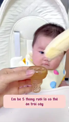 Bé 5m bắt đầu ăn dặm ăn chuối rất tốt. Mẹ cho vào túi nhai này để hỗ trợ giúp con ăn chuối dễ dàng hơn nhé