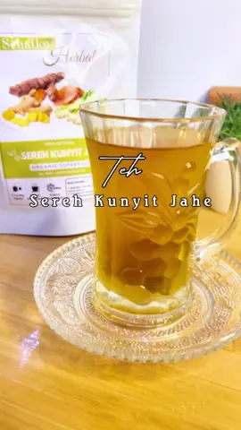 Minum teh rimpang-rimpangan dengan cara yang praktis. Tinggal seduh langsung jadi. Teh sereh kunyit jahe dari Sehatku Herbal. #sehatkuherbal #minumanorganik #tehserehkunyitjahe #tehherbal #tehherbalalami #foryoupage #fyp 
