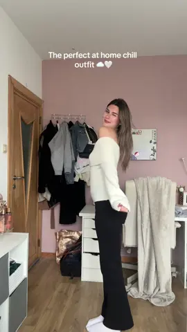 It’s a sad rainy day in belgium so this is the perfect outfit for a chill day ☁️🤍 ~ #3k #onmywayto3k #girlygirls #girlssupportinggirls #girlyaesthetic #contentcreator #girlygirlaesthetic #outfit #outfitideas #outfitinspo #outfitoftheday #outfitcheck #OOTD 