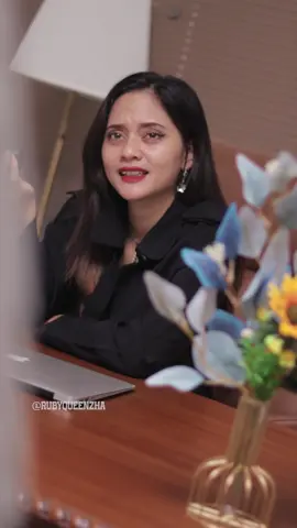 Nyindir siapa nih? #SerialTikTok #TikTokTainment #TikTokSeries #TikTokSeriesFuture #drama #rubyqueenzha #suneedaycreative #viral #dramatiktok #viraltiktok #kehidupan #penipu #bos #buta #hukum  #karma #pembalasan