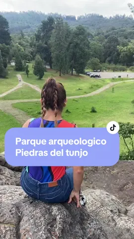 un lugar que queda en un Parque Arqueológico en Facatativá 🐶🥾✨ PIEDRAS DEL TUNJO  Es un es un espacio ideal para aprender sobre la época precolombina pues alberga más de 4.000 pictogramas, además de paisajes hermosos.  Las Piedras del Tunjo se encuentra en el municipio de Facatativá a 1 h -1h-15 min de Bogotá en la calle 5 #12A-10 y comprende más de 27 hectáreas para recorrer  ¿Cuánto cuesta ir? 💰  -Ingreso Adulto: $11.600 -Ingreso Vehículo $19.400 -Ingreso motocicleta 11.600 -Ingreso si eres de Facatativá: $1.700 ¿Cómo llevar en transporte público? 🚌  Debes ir al Portal de la 80 y tomar bus que vaya a Facatativá que tiene costo promedio de $9.000, luego al llegar al municipio debes caminar de la plaza principal al parque.  Si vas en carro, tomar la calle 80 y hay que pagar 1 peaje de ida y otro de regreso $12.000 ❌ No se puede hacer fogatas o asados  ✌🏻 Recoge tu basura y deja el lugar más limpio de lo que lo encontraste  🐶 Dejan entrar mascotas  #parquearqueologico #piedrasdeltunjo #planescercadebogota #planescercaabogota #senderismo #facatativá #senderista #visitacolombia #quehacercercaabogota 