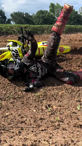 “Life’s greatest victories often come from our willingness to fail, get back up, and laugh in the face of adversity.” It’s okay to fail sometimes, we laugh about it get back up & do it over and over again until we get it right! This corner was almost perfect!  Were you able to see what I did wrong? • #race #ride #moto #motocross #dirtbike #dirtbikes #mx #moto #girlsrace #girlsmoto 