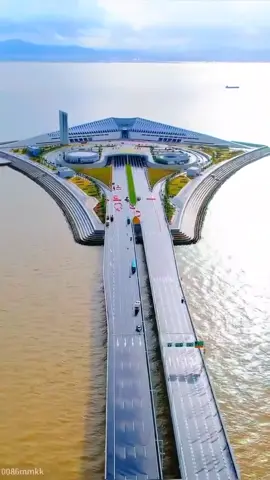 China inauguró el Shenzhen-Zhongshan Link, un nuevo sistema de túneles y puentes que cruzan el mar, situado en la provincia de Guangdong, en el sur de China.