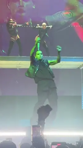 left, right, lemme see you do it 🤩🤌🏽 @chrisbrownofficial  #Chrisbrown #chrisbrowntour #1111tour #chrisbrownofficial #washington #washingtondc 