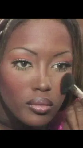 naomi campbell backstage in the 90s (my fav vid of naomi tbh) | #naomicampbell #90s #makeup #fyp #90smakeup #glamour #SuperModel #modelmakeup 