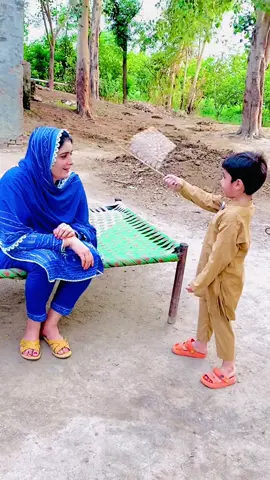 Garmi buhat hai#azraimran51 #foryoupage #azraimran #onemillionaudition #foryou #village #husbandwife #standwithkashmir #punjabi #tractorgirl #husbandwifecomedy #trending #pakistan 