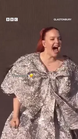 Why does no one ever know that bit though? Hahahaha look how many of us there is!!! Can’t get over it @Glastonbury Festival  #annemarie #glastonburyfestival #festival #OnTour #livemusic 