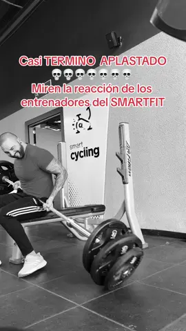 Casi 💀 aplastado con 120kg pero gracias a la rapida reacción de los entrenadores no paso nada 😒😒😒 #smartfit #accidente #gym #colombia #entrenadores #polemica #negligencia #gimnasio #viral #viralvideo 