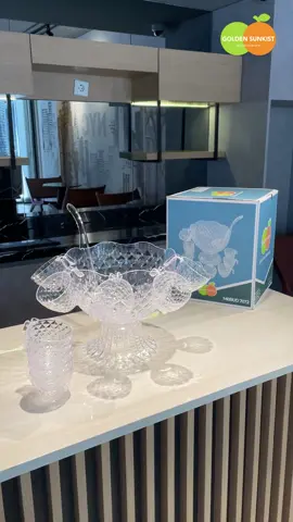 Unboxing Produk Set Mangkok Buah • MBBUD 7072 Produk paling *Best Seller* di GoldenSunkist🥳🤩 Terkesan mewah namun tidak murahan loh... Paket lengkap dan hemat, terdapat : - 1 pcs mangkok es buah besar - 1 pcs sendok es buah - 10 pcs gelas es buah Cocok untuk acara besar bersama keluarga tersayang💚 Yakin nih ga pengen punya??😋 Cek keranjang kuning yuk‼️ #goldensunkist #peralatanrumahtangga #perabotrumahtangga 