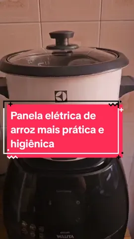 A panela de arroz elétrica é prática, porém com a tampa de vidro independente (diferente das convencionais que a tampa é acoplada) é muito mais prática e higiênica. 