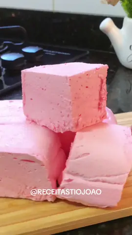 Esse doce é a alegria da criançada e dos adultos! Ingredientes: 2 gelatina sabor morango 2 sachês de gelatina incolor (24g) 250ml água quente (fervendo) 500g açúcar  - Modo de preparo: Na batedeira dissolva a gelatina de morango na água. Acrescente a gelatina incolor e misture. Acrescente o açúcar e ligue a batedeira, deixe misturando por 10 minutos. Coloque em uma forma com açúcar, espere esfriar e endurecer. Depois desenforme e corte. Então está pronto o doce! #receitas #doces #mariamole #marshmallow #viral 