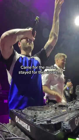 No better visuals to this song #electronicmusic #visuals #selfie #art 