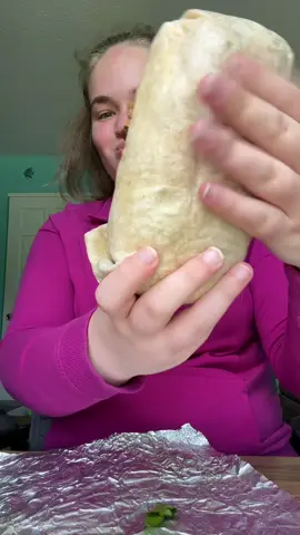 Full chipotle burrito mukbang of course!!! #chipotle #burrito #mukbang #asmr #food #Foodie #eating #eatingsounds #queso #chicken #beans #rice #yum #cheese 