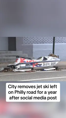 A jetski abandoned by the Ben Franklin Bridge was finally hauled away by city officials #philadelphia #jetski #street #city #junk 