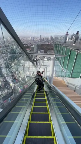Eskalator hits di Jepang ini namanya shibuya sky,salah satu spot yg wajib kamu kunjungi kalo lagi ke jepang #jepang #japantravel #japan #shibuya #shibuyasky #shibuyacrossing 