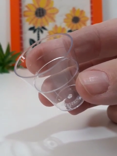 Você tem um negócio de bebida? Conhece o mini copinho de 10ml para degustação? Ele é perfeito para eventos onde a dose única é necessária para que seus clientes possam provar o seu licor, vinho, sucos integrais e qualquer tipo de bebida.  Ah, pode também ser útil para docinhos de colher. Uma graça de copinho. Acesse nosso site para mais detalhes ou entre em contato pelo WhatsApp. 🌐  www.festapratika.com/10ml 📞 11 4412-7392 #festapratika #embalagem #descartaveis #confeitaria #prafesta #bebida #degustação #docinho #brigadeirodecolher