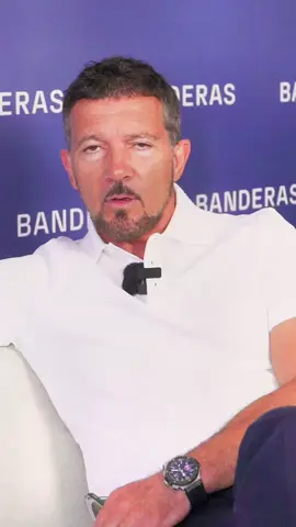 Isso é um sonho ou é real? 🤩😱 Vem ver o Antonio Banderas respondendo nossas perguntas sobre o The Icon Attitude, uma fragância masculina incrível, assim como ele! ❤️ Ah! Se você ficou interessado em ter um perfume da marca Banderas, é só buscar na web, app ou nas lojas físicas da Renner✨ #AntonioBanderas #perfume #renner 