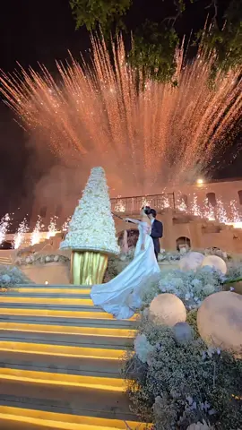 Slicing singlehood goodbye👋🏼💋 #lebaneseweddings #cakecutting #wedding2024 #wedding #weddings #weddingcake #bridallook #fup #fyp #foryoupage #viral 