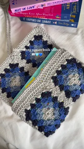 available on my etsy 🩵 #grannysquarebooksleeve #grannysquare #crochetbooksleeve #yolyreads 