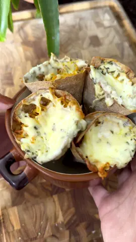 Pizza Cone de Rap10  Rap10  Frango desfiado  Requeijão light  Queijo Minas ou Muçarela  Orégano  🔥 Air fryer a 200 graus por 5 minutos ou até dourar as pontinhas do rap10.  ✅ Já salva pra não perder  #jantinha #jantafit #lanchefit #lancherapido #receitafacil #receitaspraticas #rap10 #pizzacone #pizzafit 