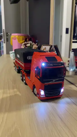 Volvo escala 1.32 #foryou #foryoupage #caminhaopaixao #caminhao #scania #miniaturas 