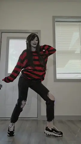 this grey paint got EVERYWHERE but I love Marceline I've wanted to cosplay her since I was a kid ☺️🖤 #cosplay #cosplayer #adventuretime #adventuretimecosplay #marceline #marcelinecosplay 