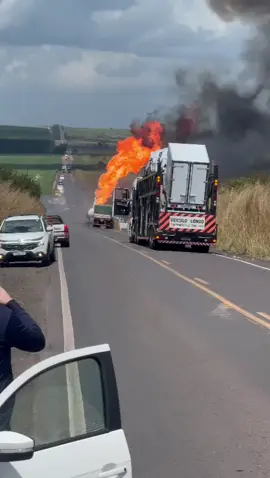EXPLOSÃO DE CAMINHÃO-TANQUE DEIXA FERIDOS EM BR NO PARÁ  Uma grave explosão de um caminhão-tanque ocorreu na tarde desta quarta-feira (3), na rodovia BR-010, entre os municípios de Paragominas e Ulianópolis, no nordeste do Pará. As imagens são impressionantes e mostram o caminhão carregado de combustível em uma explosão que assustou até quem estava mais longe da cena. A ação de evacuação e isolamento, feita pelo Corpo de Bombeiros evitou uma tragédia bem maior.