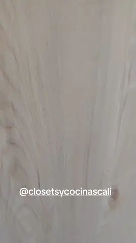 Hermosa cocina realizada en melamina RH de la mejor calidad. Cotiza tus proyectos de carpinteria arquitectonica sin costo adicional. #renovacion #remodelacion #calicolombia #carpinteria 