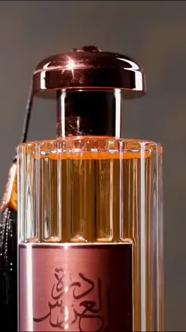Durrat Al Aroos de Al Wataniah é um perfume Âmbar Feminino. Esta é uma nova fragrância. Durrat Al Aroos foi lançada em 2022. As notas de topo são: Almíscar Branco e Nagarmota ou Óleo de Cipriol. As notas de coração são: Baunilha, Açafrão e Cardamomo. As notas de fundo são: Madeira Guaiac e Cumarina. #perfumeoriental #perfumetiktok #perfumariadelfino #alwataniahperfume #alwataniah #durratalaroos Aroos