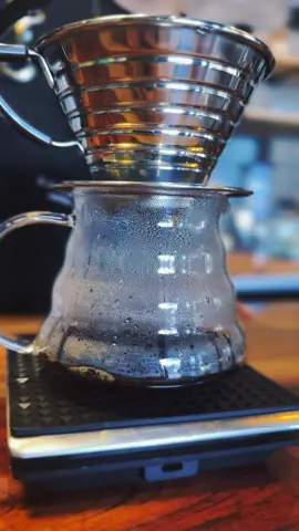 ☕✨ ¡Aprende a preparar el mejor café con el método Kalita junto a Noe! ✨☕ ¿Eres amante del buen café y quieres descubrir nuevas formas de prepararlo? No te pierdas esta increíble receta que Noe compartirá con nosotros. Con su guía, descubrirás los secretos del método Kalita, que te permitirá disfrutar de una taza de café con un sabor y aroma excepcionales. #metodokalita  #coffeeaddict  #cafedeespecialidad  #labourbonería 