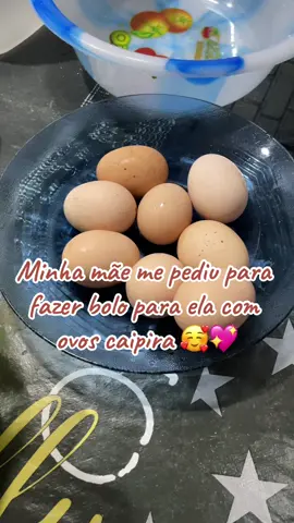 Fazendo bolo com ovos caipira 💖 #fazendobolo #ovocaipira #paravoceforyou #bolos #interior #familia #mae #brigadeiros 