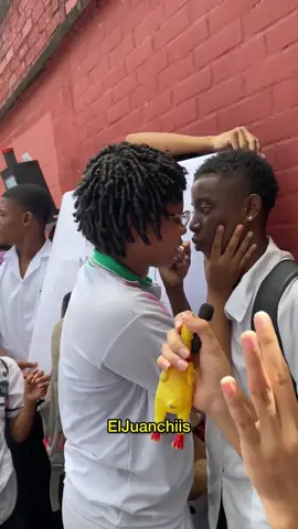 Estudiante se declara a la que le gusta lo aceptaron ? 😱😳 #tiktok #Buenaventura #viral #Colombia #fyp #parati #Colegios #foryou #Tura #zyxcba 