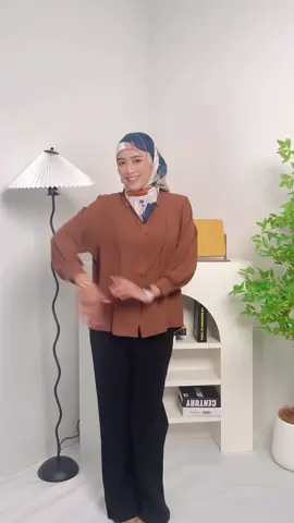 Feeling fabulous in this flowy blouse. Click our yellow beg now.  #outfittravelling #OOTD #blousemurah #blouseironless #blousecantik  #oversized #supportlocal #ironlessblouse #TikTokShop #CapCut 