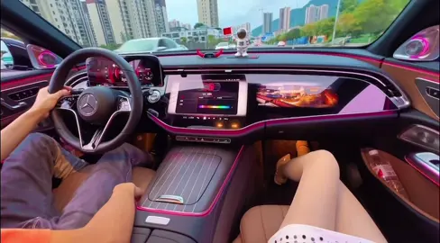 Đàn ông ai cũng mong muốn được cầm lái một chiếc xe đẹp và có người phụ nữ ngồi bên cạnh cùng mình băng qua mọi nẽo đường! 💰❤️😳 #mec #mecxedecbenz #supercar #sieuxe #xehay #xesang #supercarview #trending #xuhuong #fyp 