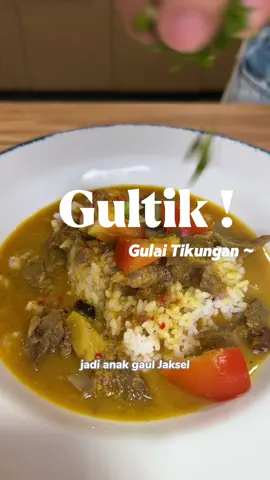 dulu jaman sekolah cuman pernah jajan gultik sekali.. tp bingung si kenapa orang” ketagihan.. kata gue si mending bikin dahh 🥹🤏🏻 Bahan bahan 400gr daging kambing/ sapi (Rebus dengan salam sereh hingga empuk)  1L air rebusan daging plus air ( 2:3) 3 sdm krimer maxcreamer ( larutkan)  5 bh B merah 3 bh B Putih 4 bh kemiri 2 bh cabe keriting 1 sdt bubuk ketumbar 1/2 bubuk kunyit 4 cm lengkuas geprek 3 cm jahe geprek 2 lbr salam 4 lbr daun jeruk 1 btg sereh 2 btg kayumanis 4 bh kapulaga 4 bh cengkeh 3 bh bunga lawang 1 sdt kaldu jamur 1.5 sdt garam 1 sdm gula merah 3-5 sdm asam jawa #gultik #resepgulai #reseptiktok #masakyuk 