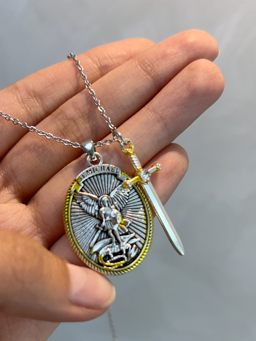 ✨ Enfrenta la mala suerte y encuentra fortaleza con la Cadena de San Miguel Arcángel.  Este amuleto bendecido por sacerdotes es ideal para superar desafíos, atraer prosperidad y ofrecer protección espiritual. ✨ Materiales: Aleación de metales con Zircón, Acero Inoxidable y Piedras Naturales. 💫 ¡Compra ahora con envío gratis! 🔗 Visítanos en aztrosperu.com #Aztros #Peru #Parati #FYI #CadenaSanMiguel #ProtecciónEspiritual #AmuletoDeFuerza