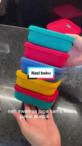 Edisi makan nasi beku!🤫 Katanya lebi sehat, dan emang bener karena kadar gula nya lebih rendah…  sebenrnya enak jga si prepare kaya gini, karena udh irit waktu prep an, irit waktu buat ngepack juga, karena ga ribet, irit listrik ga harus masak nasi tiap hari😆 terus pas mau makann tinggal kukus sat set udah jadi hehe, se simpel itu gais🫰🏻🥹  dan rasanya sama aja kok, ga berubah sama skali , tetep fluffy dan enak!🤪👌 hihi jadi buat kalian yang mau cona boleh si cobain sesskali!  oh ya terus kalau pakai plastik wrap buat jangla panjang boros banget si😭 soalnya plastik wrap hrga nya juga mayan. jadi aku pake kotak bekal multi fungsi aja! ini aku pake kotak bekal yang ukuran 400 ml dari @Unne.versal ✨  kotak ini sbeenrnya enak banget di pake buat makanan ringan / dessert juga bisa loh! seenak itu emang😆✌🏻  #silicone #kotakbekal #bekalsilicone #silikon #kotakmakan #kotakbekalanak #kotakmakanan #nasibeku #frozenrice #rice #ricebowl #frozenrice #frozenfood