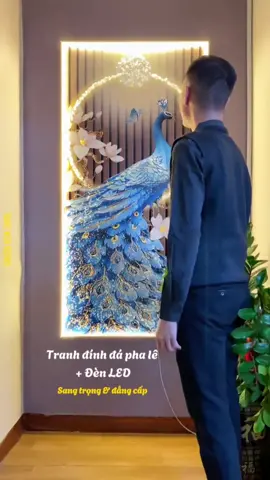 Tranh Đính đá đèn LED chim công mẫu mới trang trí nhà , phòng khách, hành lang xinh lắm 🥰 #ViralBeauty #tranh #decor #phongkhach #dinhdadenled #tranhdep 