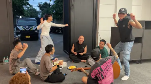 Nhóm nhảy “Đám Cưới Quê” xin trân trọng kính chào😘 #MCThanhTrung  #AnhTraiVuotNganChongGai 