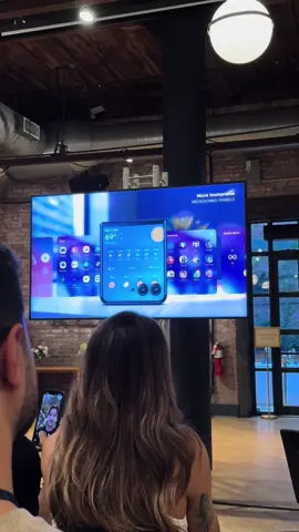 Cam asa a decurs experienta @motorolaromania la New York!  S-a lansat modelul RAZR50 Ultra, care este despre lifestyle si fashion!   Ma bucur ca am avut aceasta oportunitate asa ca enjoy si voi! 🤗❤️