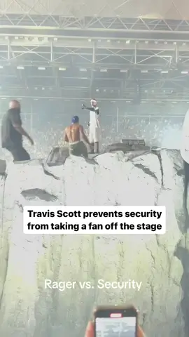 Travis Scott let a fan rage with him on stage 🔥 #TravisScott #hiphop #rap (🎥: @Noah )