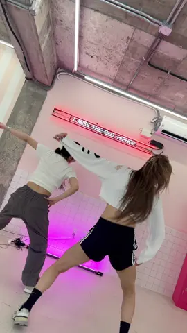 여름하면 키스오브라이프💋💛 안무 너무 좋아🩵 #Sticky #kissoflife #댄서민주 #fyp #soonent 