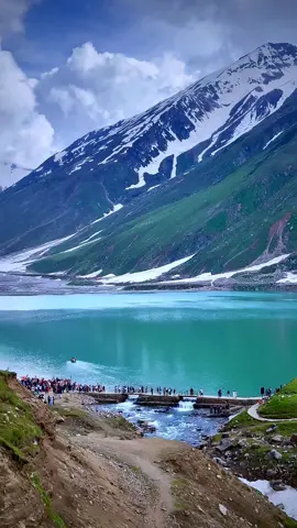 کون کہتا ہے کہ یہ جھیل کی خوبصورتی اپ نہیں رہی بس دیکھنے والوں کی انکھیں ہونی چاہیے Instrumental beats + this view ⛰️👌try ds your video level #explore_pakistan_beauty🇵🇰✌🏻❤ #foryou #summervibes #pakistani_tik_tok #travellife #growmyaccount #tiktok #naranvibes #breathtakingviews #nature 