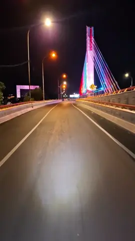 Suasana malam di Bandung begitu syahdu. #jalananbandung #bandungvibes #bandungmalamhari #flyover 