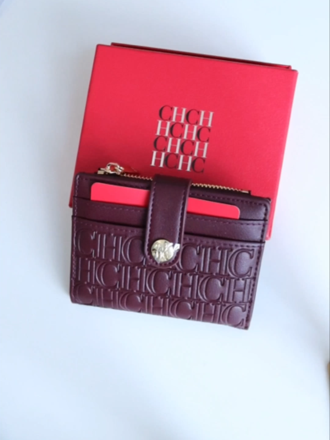 💼✨ Eleve seu estilo com nossa carteira luxuosa CH! Perfeita para quem valoriza elegância e praticidade no dia a dia. Garanta a sua e transforme seu look! 🌟 #CarteiraDeLuxo #ModaCH #Elegância #Acessórios