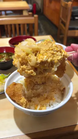 80歳のおばあちゃんが作る昔ながらのカツ丼が最高！ 店名：とんかついとう 最寄り駅：亀島駅（愛知） 肉厚なカツにシャキシャキ玉ねぎを卵で溶くシンプルな見た目ながらずっと食べれる王道の味！優しいおふくろの味で店内はどこか懐かしく昭和な感じ！ ボリュームがかなりあるのに値段はリーズナブル！ 他にも味噌カツやカツカレーなどがあるのでまた今度食べに行こう！ 住所：愛知県名古屋市中村区亀島1-9-3  最寄り駅：亀島駅から徒歩3分 営業時間：11時から14時、17時から20時 定休日：日曜日 The traditional katsudon made by an 80-year-old grandma is the best! Store name: Tonkatsu Ito Nearest station: Kamejima Station (Aichi) A thick cutlet with crispy onions and eggs is a simple look, but a classic taste that you can eat forever! The gentle taste of a mother's home and the interior of the store have a nostalgic Showa era feel! The portions are quite large but the prices are reasonable! They also have miso katsu and katsu curry, so I'll come back to try them again next time! Address: 1-9-3 Kamejima, Nakamura-ku, Nagoya, Aichi Nearest station: 3 minutes walk from Kamejima Station Opening hours: 11:00-14:00, 17:00-20:00 Closed: Sundays #japanesefood #tiktokfood #longervideos 