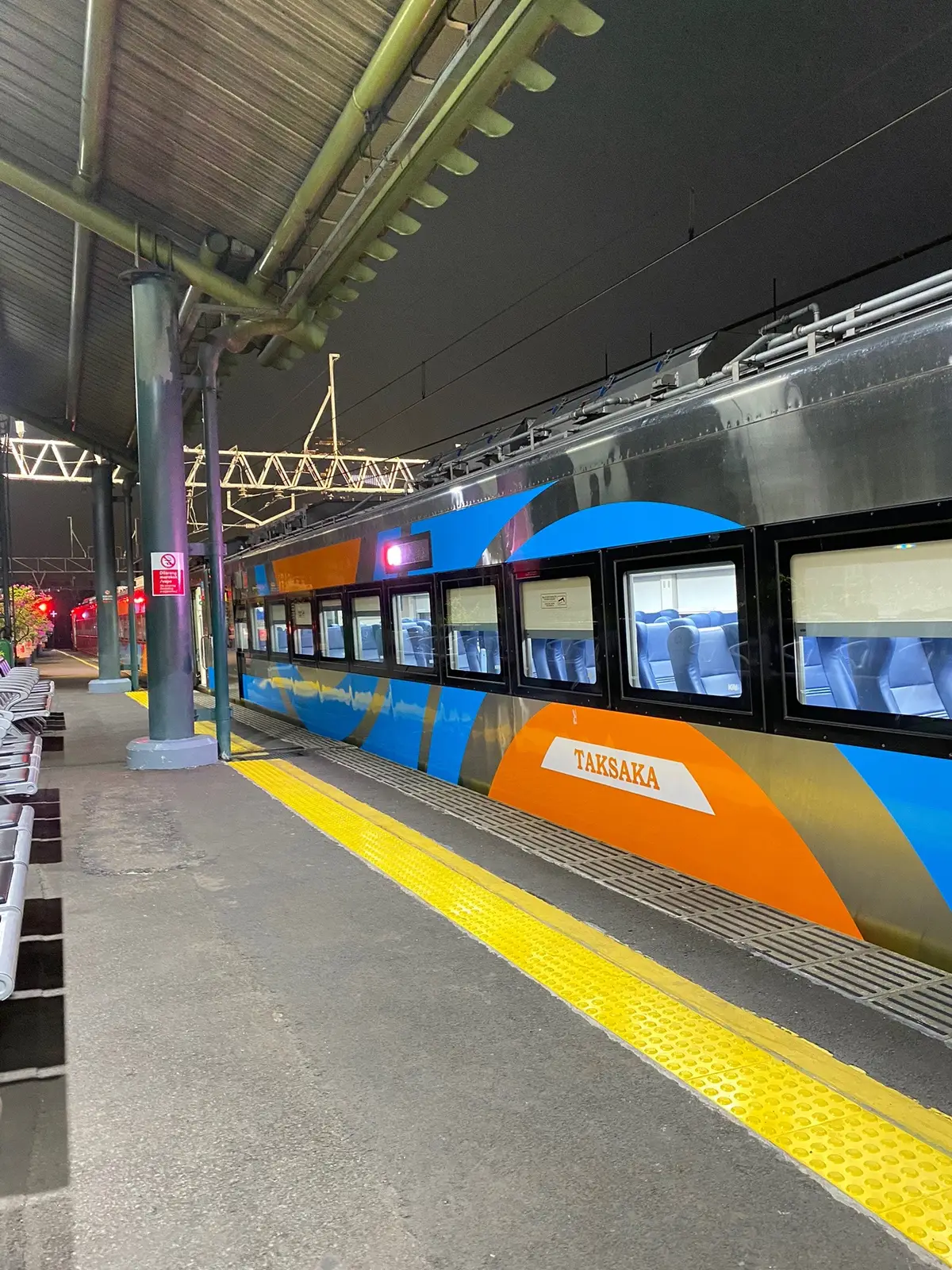 Naik KA Taksaka 69 dari Kroya ke Gambir Naik di eksekutif 8 (K1 0 23 42) Keretanya nyaman dan anteng banget 🤩🤩 #keretaapi #eksekutif #taksaka #newgeneration #kai #keretaapiindonesia 