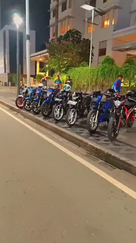 Perkumpulan tanpa memandang popularitas 😎 #suzuki #suzukisatria #fu #fufi #injeksi #karbu #dohc #4valve #satria150fi_độ_kiểng #standar #porting #boreup #fypシ #fyp #trendingvideo #beranda #vibes #jakarta #kebersamaantanpabatas #kebersamaan #solidaritas 